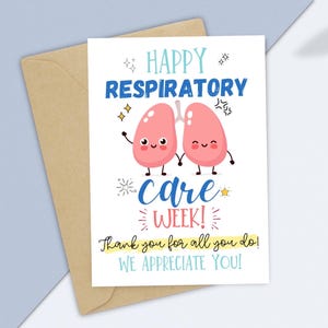 Könnte beinhalten: Eine Grußkarte mit dem Text "HAPPY RESPIRATORY CARE WEEK!" zeigt Cartoon-Lungen, die sich an den Händen halten. Die Karte befindet sich auf weißem Hintergrund mit einem braunen Umschlag und einer hellblauen Oberfläche.