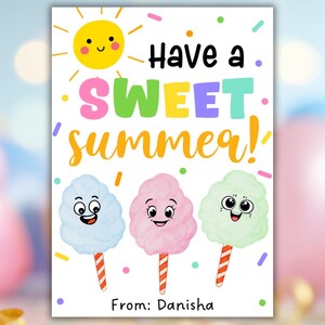 Peut inclure: Une carte blanche avec un soleil jaune souriant et le texte "Have a SWEET summer!" en couleurs vives. Trois barbes à papa de dessins animés bleues, roses et vertes sont présentées en dessous. La carte est signée "From: Danisha".