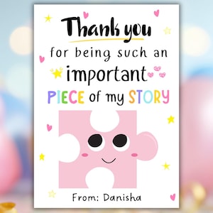 Op de afbeelding: Een witte wenskaart met de tekst "Thank you for being such an important PIECE of my STORY." Een roze puzzelstukje met een gezicht staat in het midden. De kaart is ondertekend met "From: Danisha."