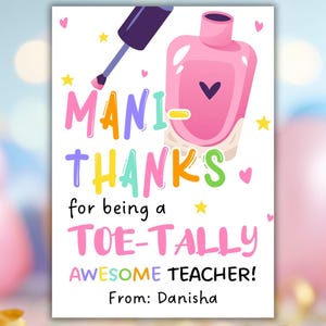 Op de afbeelding: Een witte kaart met een illustratie van een roze nagellakfles en de tekst "MANI-THANKS for being a TOE-TALLY AWESOME TEACHER! From: Danisha". Het ontwerp bevat harten en sterren.