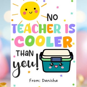 Può includere: Un biglietto bianco con la scritta "No Teacher Is Cooler Than You!" in lettere colorate, un sole sorridente e un portapranzo turchese. Il biglietto è firmato "From: Danisha."
