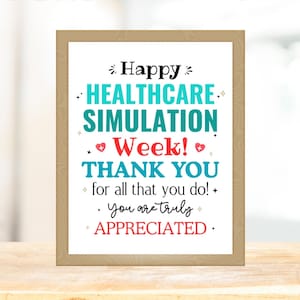 Op de afbeelding: Een ingelijste print met de tekst "Happy Healthcare Simulation Week! Thank You for all that you do! You are truly APPRECIATED." De tekst is in teal, rood en zwart op een witte achtergrond, met een lichtbruine lijst.