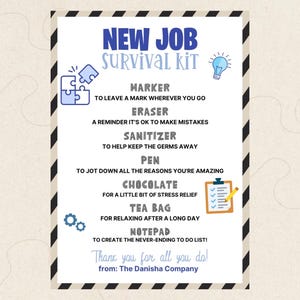 Op de afbeelding: Een kleurrijke afdrukbare checklist met de titel "New Job Survival Kit" met een lichtblauw puzzelstuk, een gloeilamp en een checklist met een potlood. De checklist bevat items zoals een marker, een gum, handdesinfectie, een pen, chocolade, een theezakje en een notitieblok.