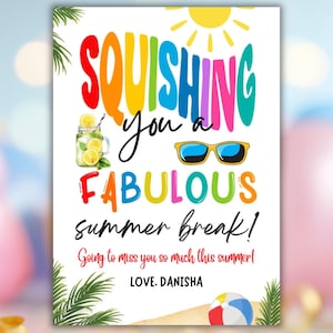 Könnte beinhalten: Ein farbenfrohes Sommer-Poster mit dem Text "SQUISHING you a FABULOUS summer break!" und "Going to miss you so much this summer!". Das Design umfasst eine Sonne, Sonnenbrille und einen Strandball.