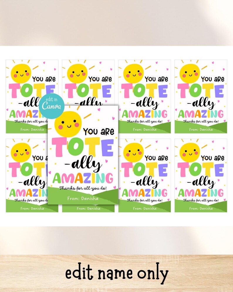 Pu&ograve; includere: Una collezione di etichette regalo colorate con un allegro sole e la scritta "You are TOTALLY AMAZING". Le etichette presentano un banner verde con la scritta "Thanks for all you do!" e "From: Danisha".