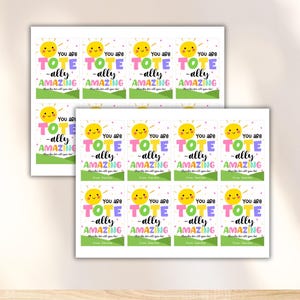 Pu&ograve; includere: Fogli di adesivi con la scritta "You are TOT-ally AMAZING" in lettere colorate, con una grafica di un sole sorridente. Gli adesivi sono progettati con uno sfondo verde e blu. L'immagine include anche il testo "print as many copies as you need!"