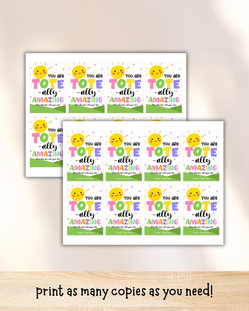 Pu&ograve; includere: Fogli di adesivi con la scritta "You are TOT-ally AMAZING" in lettere colorate, con una grafica di un sole sorridente. Gli adesivi sono progettati con uno sfondo verde e blu. L'immagine include anche il testo "print as many copies as you need!"