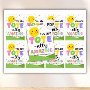 Pu&ograve; includere: Un foglio di etichette stampabili con la scritta "You are TOT-ally AMAZING" in lettere colorate. Ogni etichetta presenta un sole sorridente. Il foglio include otto etichette e il testo "PDF comes with 8 tags to a sheet (8.5x11in)".