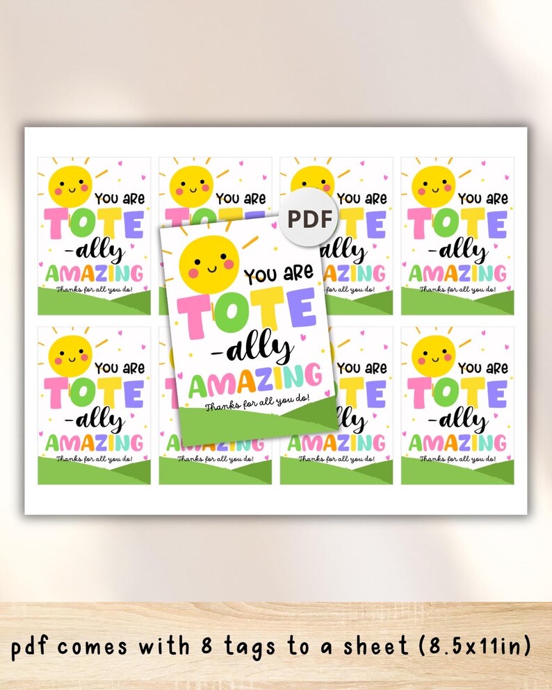 Pu&ograve; includere: Un foglio di etichette stampabili con la scritta "You are TOT-ally AMAZING" in lettere colorate. Ogni etichetta presenta un sole sorridente. Il foglio include otto etichette e il testo "PDF comes with 8 tags to a sheet (8.5x11in)".