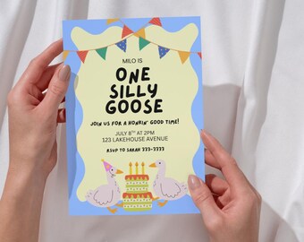 Puede incluir: Una tarjeta de invitación azul claro con el texto "MILO IS ONE SILLY GOOSE" y detalles del evento. La tarjeta presenta gansos de dibujos animados, una tarta de cumpleaños y banderines coloridos. La invitación está sostenida por dos manos.