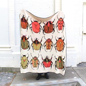Manta de punto con diseño de escarabajo - Decoración bohemia colorida para el hogar - Estampado de insectos - Manta acogedora y colorida