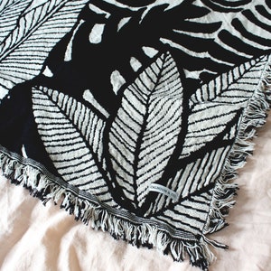 Tropical Jungle Black and White Reversible Throw Blanket Housewarming Gift House Plants Living Room Couch Blanket Bedroom Decor zdjęcie 8