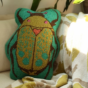 Almohada con forma de gancho de escarabajo verde: almohada decorativa con motivos botánicos para jardín: regalo de inauguración de la casa y graduación