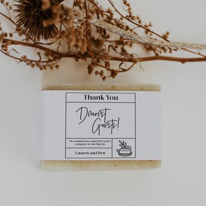 Peut inclure: Un savon blanc avec une note de remerciement qui dit "Merci à nos chers invités ! Nous n'aurions pas pu demander une meilleure compagnie pour notre grand jour. Lauren et Ben".