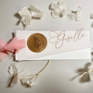 Set di 10 segnaposto con sigillo di ceralacca / Personalizzati con nastro di seta sfrangiato - Scegli il colore del nastro, il design e il colore del sigillo di ceralacca