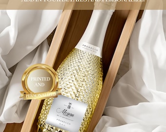Può includere: Una bottiglia dorata di Prosecco con un'etichetta bianca che dice "Megan Be My Bridesmaid! Prosecco D.O.C." La bottiglia è in una scatola di legno ed è circondata da tessuto bianco.