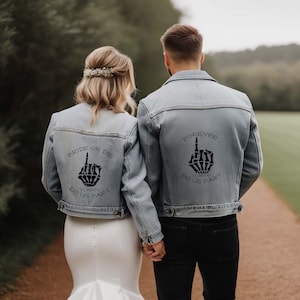 以下が含まれることがあります： 「Bride or Die 'Til Death Do Us Part」と「Forever 'Til Death Do Us Part」の文字と、中指を立てたスケルトンの手が描かれたデニムジャケットを着たカップル。