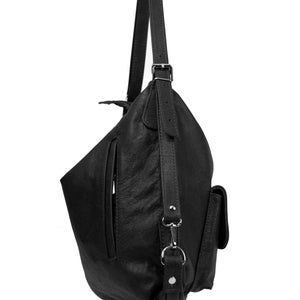 K&ouml;nnte beinhalten: Schwarzer Lederrucksack mit strukturierter Oberfl&auml;che. Die Tasche hat eine Rei&szlig;verschluss-Vordertasche, eine kleine Seitentasche und verstellbare Schultergurte. Die Beschl&auml;ge sind silberfarben.