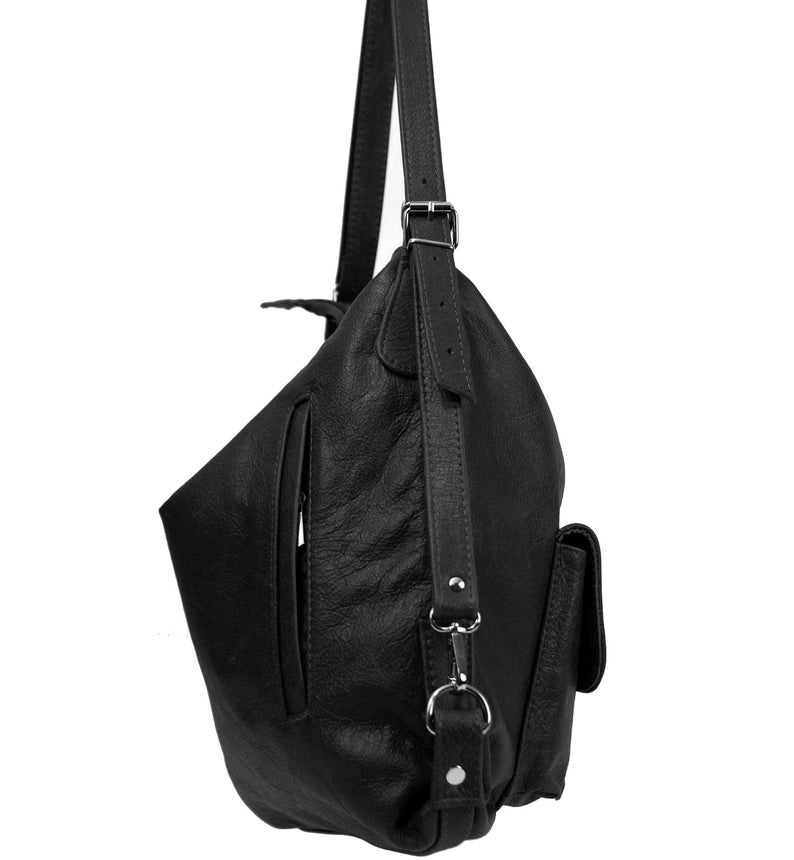 K&ouml;nnte beinhalten: Schwarzer Lederrucksack mit strukturierter Oberfl&auml;che. Die Tasche hat eine Rei&szlig;verschluss-Vordertasche, eine kleine Seitentasche und verstellbare Schultergurte. Die Beschl&auml;ge sind silberfarben.