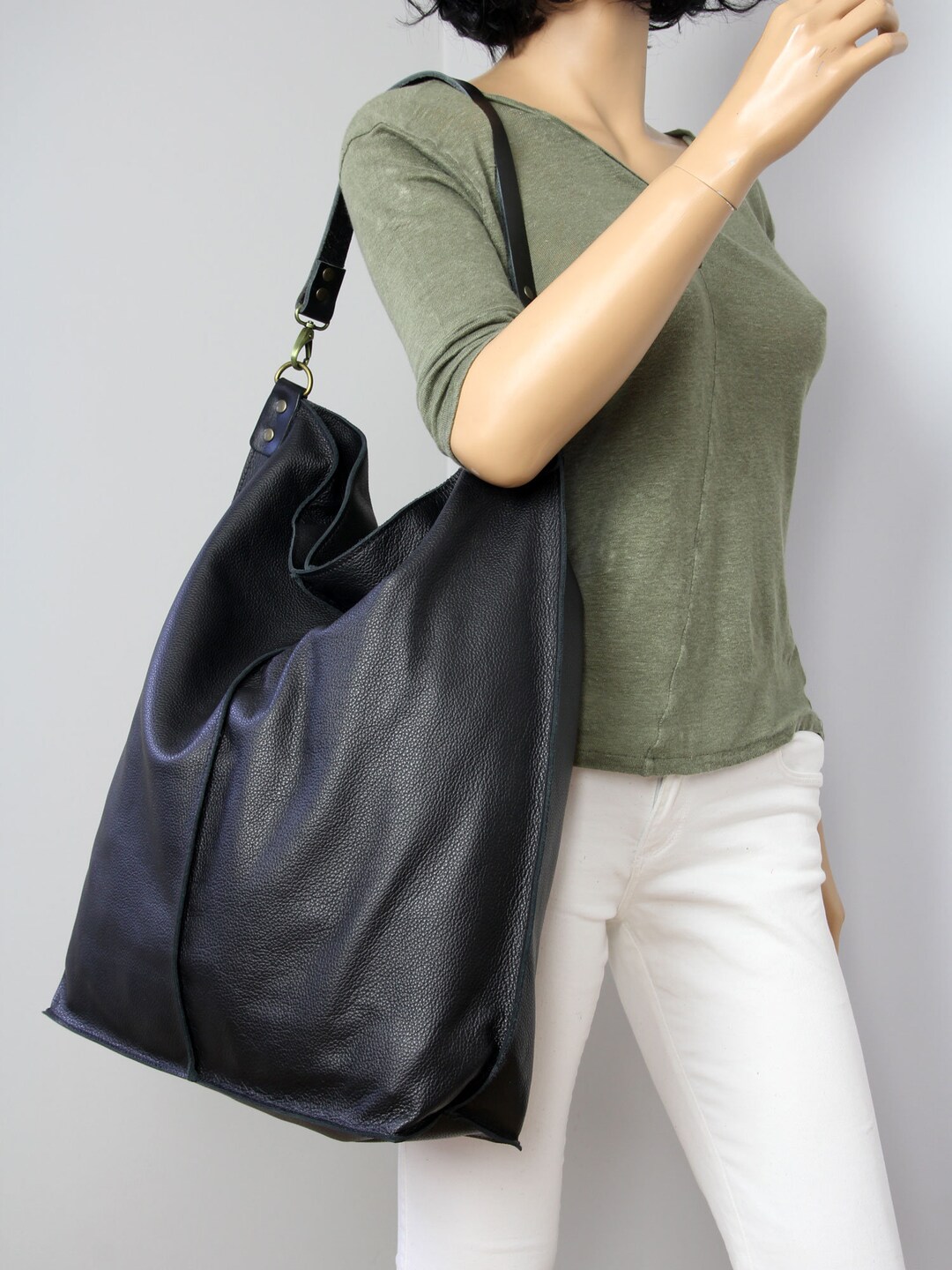 OVHEE Loeb Hobo Bag Black/斜めがけ バッグ 韓国 OVHEE(オヴェイ)の商品一覧 - 海外通販のBUYMA
