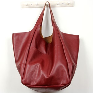 Sehr große weinrote Wochenendtasche, Oversized-Handtasche auf einem Rahmen aus weichem Leder, weinrote Wickeltasche aus Rindsleder
