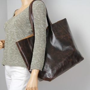Bolso de gran tamaño / Bolso ligero para uso diario y de trabajo elaborado en piel envejecida marrón con un ligero brillo / Bolso de mano extragrande elaborado a mano /