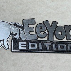 INSIGNIA de coche personalizada EDICIÓN EEYORE Winnie The Pooh