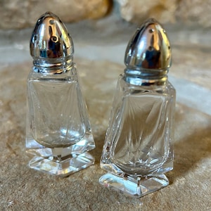 Vintage 1960s Salt and Pepper Shakers, Atomic Age Style, Glass, Small Shakers, Diamond Shape Bottom Shakers, MCM, Mid Century Modern Dining