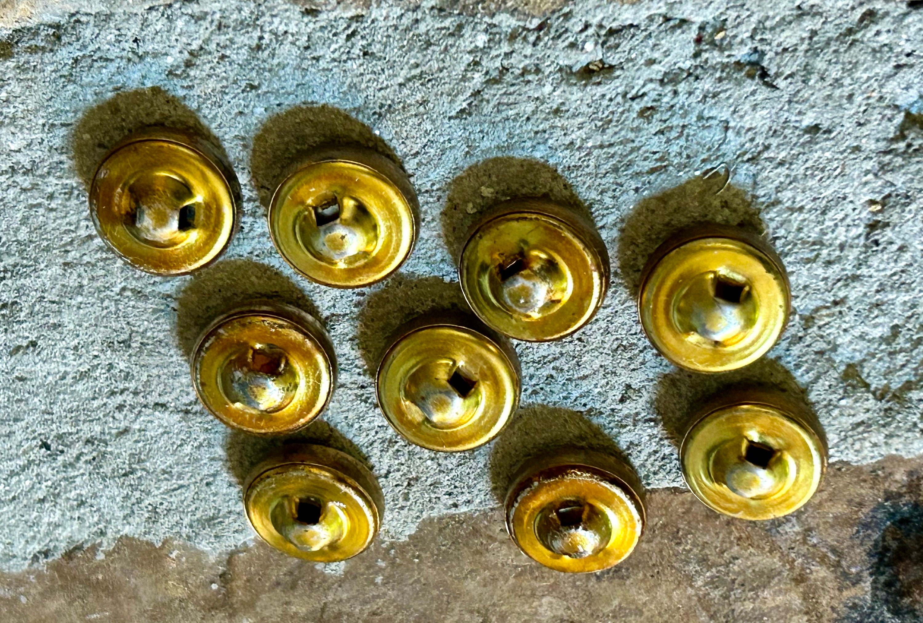 Lot De 5 Gros Boutons Vintage Jaune Strié - Diamètre 2.8 Cm, Pied Travaillé - Référence 4809 - Occasion