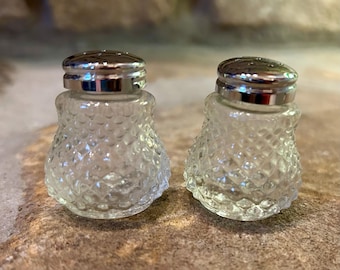 Salero y pimentero vintage CHG de cristal tallado con clavos, pequeño de 3,8 cm, nuevo y antiguo, regalo de boda para inauguración de la casa.