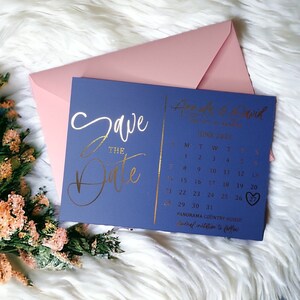 Réservez les cartes de calendrier en aluminium bleu marine, carte postale de mariage moderne avec de vraies invitations en aluminium, cartes «Retenez la date» en aluminium minimalistes