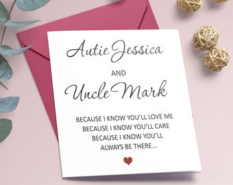 Può includere: Un biglietto bianco con testo nero che recita "Autie Jessica e Zio Mark" e "Perché so che mi amerai, perché so che ti prenderai cura di me, perché so che sarai sempre lì..." con un piccolo cuore rosso in basso.