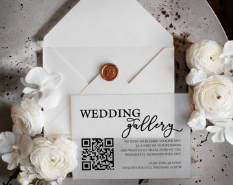 Op de afbeelding: Een witte kaart met zwarte tekst die "Wedding Gallery" luidt. Een zwart-witte QR-code is op de kaart gedrukt. De tekst onder de QR-code luidt: "We waren zo gezegend om je te hebben op onze bruiloft en wilden graag een aantal van onze prachtige herinneringen met je delen. Scan deze QR-code om ons volledige trouwalbum te bekijken."