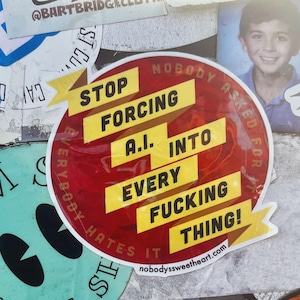 Puede incluir: Una pegatina redonda con fondo rojo y texto amarillo que dice "STOP FORCING A.I. INTO EVERY FUCKING THING!". La pegatina también incluye el texto "EVERYBODY HATES IT" y "nobodyssweetheart.com".