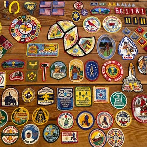 Op de afbeelding: Een rustiek houten bord met de tekst "Welcome to our home" in witte letters. Het bord heeft een verweerde afwerking en een eenvoudig, uitnodigend ontwerp, perfect voor een entree.