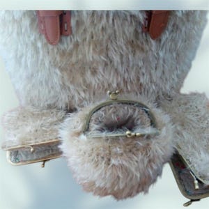 bag with leather handles, card holder, coin purse, glasses holder, in fur yarn, metal click clack closures