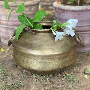 Brass planter, vintage plant pot holder, brass house plant pot, claw footed planter, indoor metal planter, floral jardinière, matka