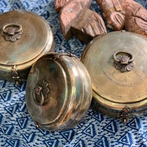 Brass chapati box/ vintage brass bread box/ vintage brass lunch box/ brass indian bread box/ indian furniture and decor/vintage brass tiffin