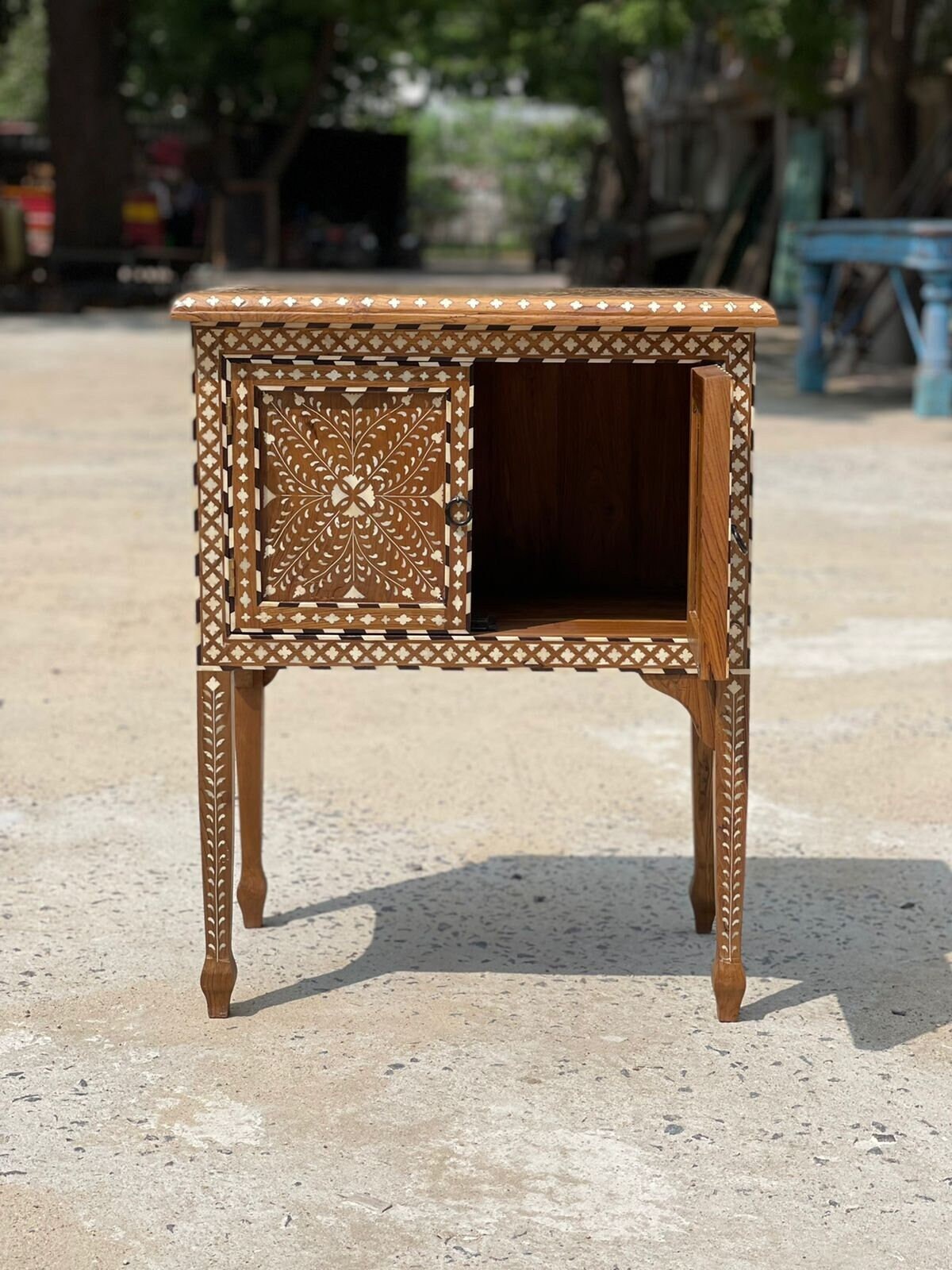 木と骨の象嵌ベッドサイドテーブル、インド家具、2ドアベッドサイド