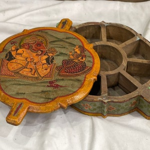 Holz geschnitzte Gewürzdose/holzgeschnitzte Farbdose/holzrunde Form Gewürzdose/Gewürzdose mit sechs Fächern/indische Kunst/indische Handarbeit.