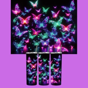 Może przedstawiać: Trzy kubki ze stali nierdzewnej z wzorem świecących motyli w odcieniach różowego, fioletowego i zielonego na czarnym tle.