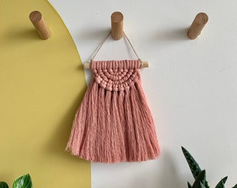 Petite tenture murale en macramé, design rose blush