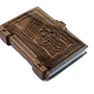 Handgeschnitztes Nussbaumholz Neues Testament zeitgenössische französische Version 19,5 cm 412 Seiten