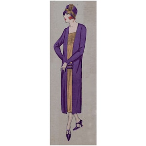 Può includere: Illustrazione di una donna in un abito viola e un cappotto lungo abbinato. L'abito ha un pannello dorato sul davanti con un motivo decorativo. Indossa un cappello e scarpe abbinate. Stile vintage.