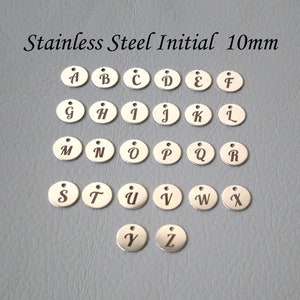Puede incluir: Encantos de acero inoxidable con iniciales del alfabeto de la A a la Z. Cada encanto tiene 10 mm de di&aacute;metro y un acabado plateado.