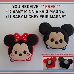 Puede incluir: Dos imanes de nevera con personajes de dibujos animados, Baby Minnie Mouse y Baby Mickey Mouse. Los imanes son rojos y negros con detalles blancos y azules. El texto "YOU RECEIVE... FREE... (1) BABY MINNIE FRIG MAGNET (1) BABY MICKEY FRIG MAGNET" es visible en la parte superior de la imagen. El texto "NEODYMIUM EARTH MAGNET BACKS" es visible en la parte inferior de la imagen.