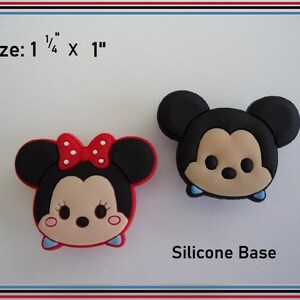 Puede incluir: Dos botones de silicona con personajes, uno de Mickey Mouse y otro de Minnie Mouse. Los botones miden 3,175 cm por 2,54 cm y tienen una base de silicona. Tama&ntilde;o: 3,175 cm x 2,54 cm