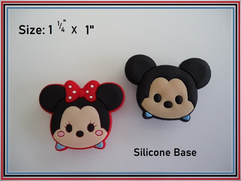 Puede incluir: Dos botones de silicona con personajes, uno de Mickey Mouse y otro de Minnie Mouse. Los botones miden 3,175 cm por 2,54 cm y tienen una base de silicona. Tama&ntilde;o: 3,175 cm x 2,54 cm
