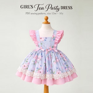 Puede incluir: Vestido azul claro con estampado floral con detalles rosas, lazos y volantes. El vestido tiene una falda en capas con ribete de encaje y se muestra en un maniquí. El texto en la parte superior dice "GIRL'S Tea Party DRESS".