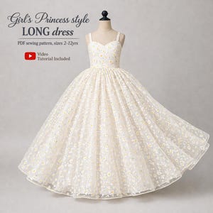 Op de afbeelding: Een lange jurk in prinsessenstijl op een mannequin. De jurk is wit met een bloemenpatroon en spaghettibandjes. De tekst op de afbeelding luidt "Girl's Princess style LONG dress" en "PDF sewing pattern, sizes 2-12yrs" met een video-tutorial.